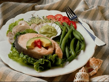 Le poisson aux légumes est inclus dans le régime pour perdre du poids.