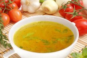 Bouillon de poulet sans sel dans l'alimentation à boire.