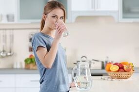 Buvez de l’eau pure avec un régime alimentaire.