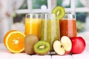 Jus de légumes, de fruits ou de baies fraîchement pressés dans le menu diététique à boire.