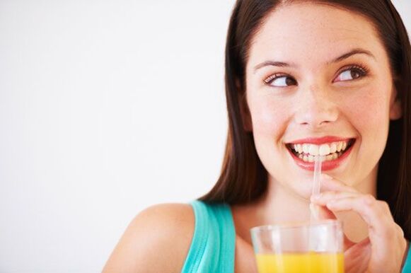Satisfaite des résultats de la fille au régime potable.