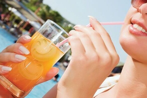Une fille perd du poids avec un régime de boissons.